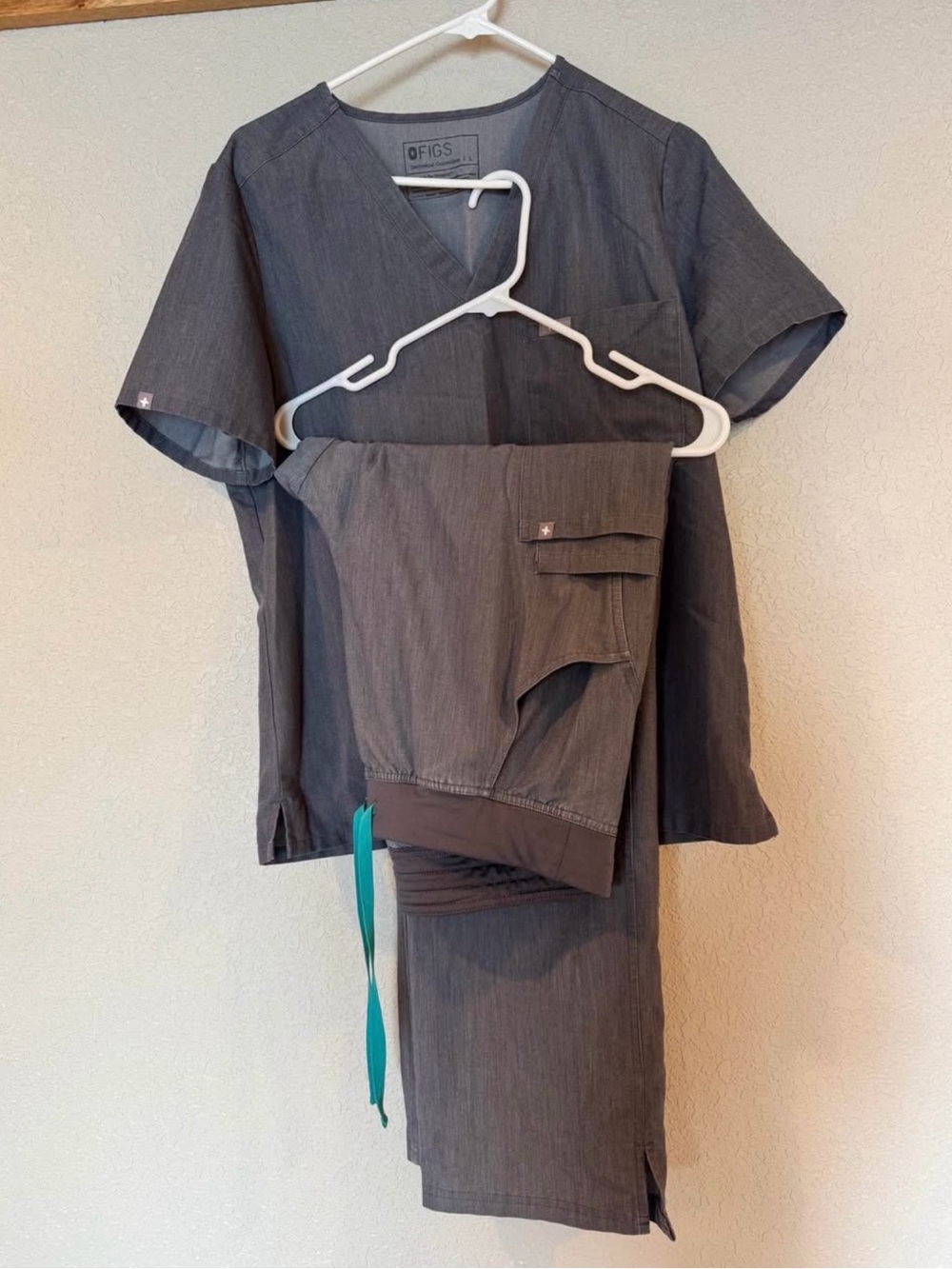 FIGS Women's Graphite Scrub Set